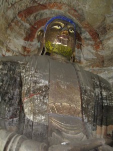Sedmnáctimetrový sedící Buddha Šákjamuni na fotce, za jejíž pořízení jsem byl napomenut ostrahou jeskyně