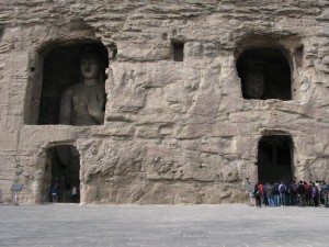 Buddhové v jeskyních v porovnání se skupinkou turistů