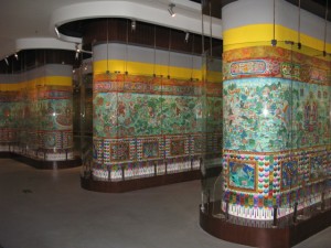 618 metrová thangka na křivolaké zdi