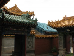 Barevné střechy kláštera z lesklých tašek
