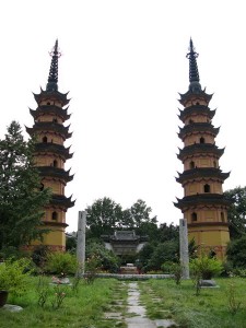 Dvě pagody v jedné ze zapadlejších zahrad