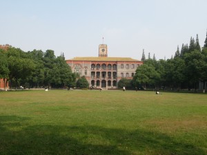 Prostranství před matematicko fyzikální fakultou Su-čouské univerzity